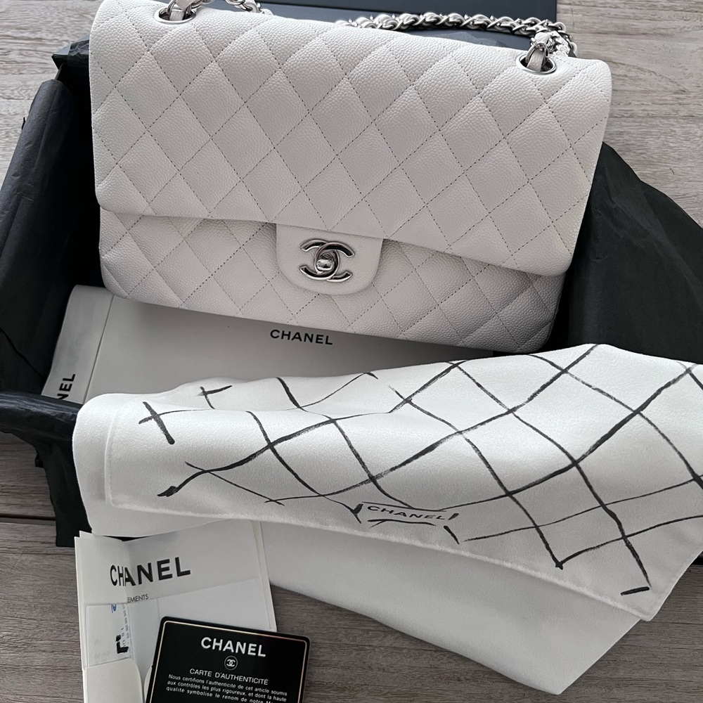 1️⃣3️⃣5️⃣0️⃣0️⃣ CHANEL Classic White Caviar Medium Bag